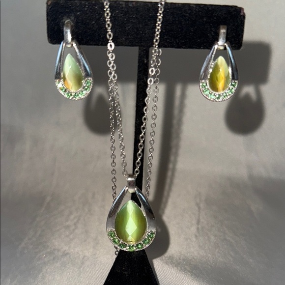 Elegant Silver Green Cats Eye & Peridot Gemstone Pendant & Earrings Jewelry Set - Picture 3 of 12